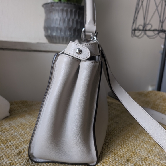 Elegant Beige Peekaboo Style Leather Handbag - Picture 11 of 13